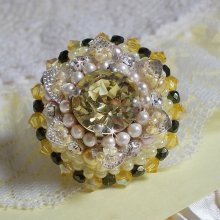 Flower Ring bestickt mit Swarovski-Kristallen, runden Perlmuttperlen, Rocailles und einem Ringträger aus Silber 925/1000